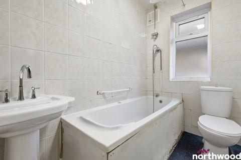 2 bedroom flat for sale, Doddinghurst Road, Brentwood, CM15