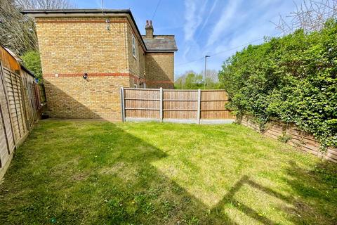 4 bedroom semi-detached house for sale, Long Lane, London N2
