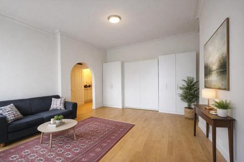 Studio to rent, Frognal, Hampstead, NW3