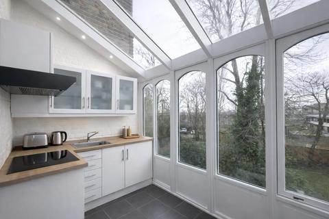 Studio to rent, Frognal, Hampstead, NW3