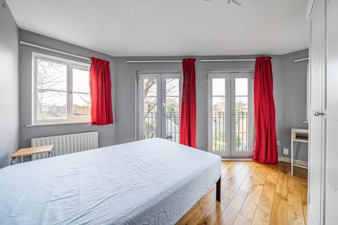 2 bedroom flat to rent, Newent Close, London, SE15
