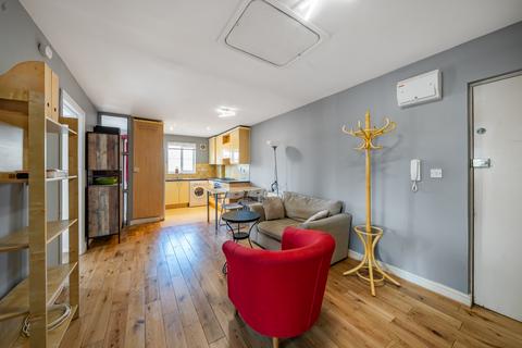 2 bedroom flat to rent, Newent Close, London, SE15