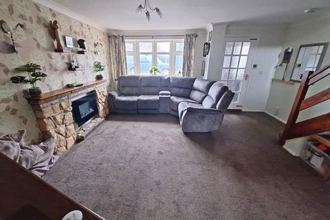 3 bedroom terraced house for sale, Rosedale Close, Luton, LU3 3AP