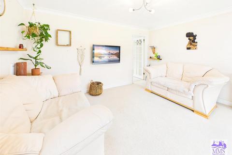 2 bedroom end of terrace house for sale, Churchill Avenue, Chatham