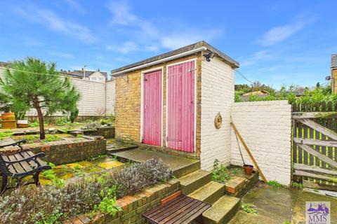 2 bedroom end of terrace house for sale, Churchill Avenue, Chatham