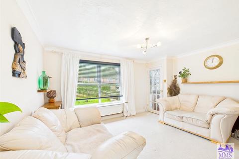 2 bedroom end of terrace house for sale, Churchill Avenue, Chatham