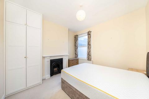 3 bedroom flat for sale, Sellincourt Road, London SW17
