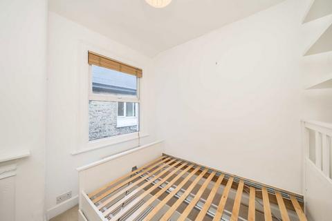 3 bedroom flat for sale, Sellincourt Road, London SW17