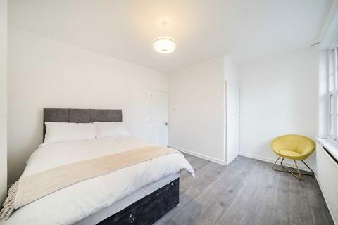 3 bedroom house to rent, Lessingham Avenue, London SW17