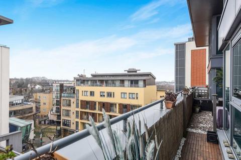 2 bedroom flat to rent, Hardwicks Square, London SW18