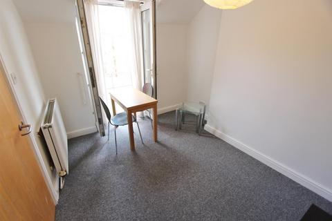 2 bedroom flat to rent, Withington Road, Whalley Range, Manchester