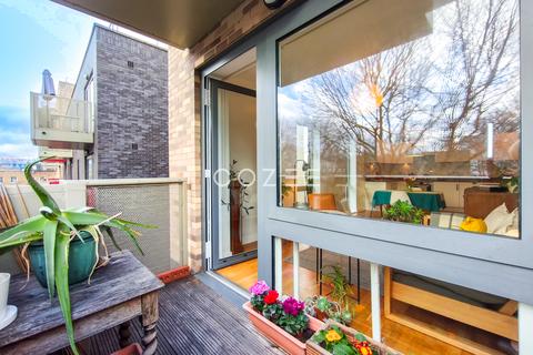 2 bedroom flat to rent, 15 Trafalgar Gardens, Stepney Green E1