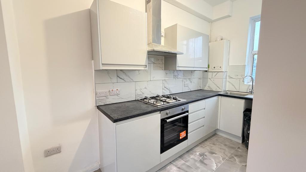 3 bed flat to rent Upton Lane, London E7