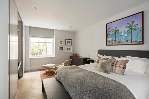 4 bedroom flat to rent, Queen's Gate Place, South Kensington, London, SW7