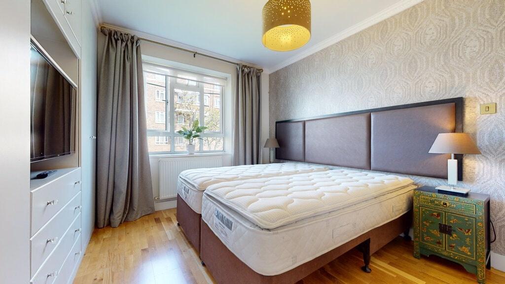 Bright, well-presented double bedroom with a la...