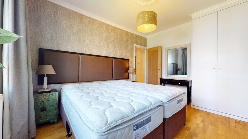 Bright, well-presented double bedroom with twin...