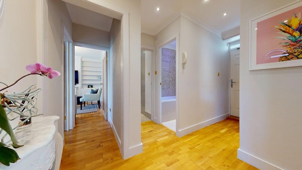 Bright, well-maintained entrance hallway with w...
