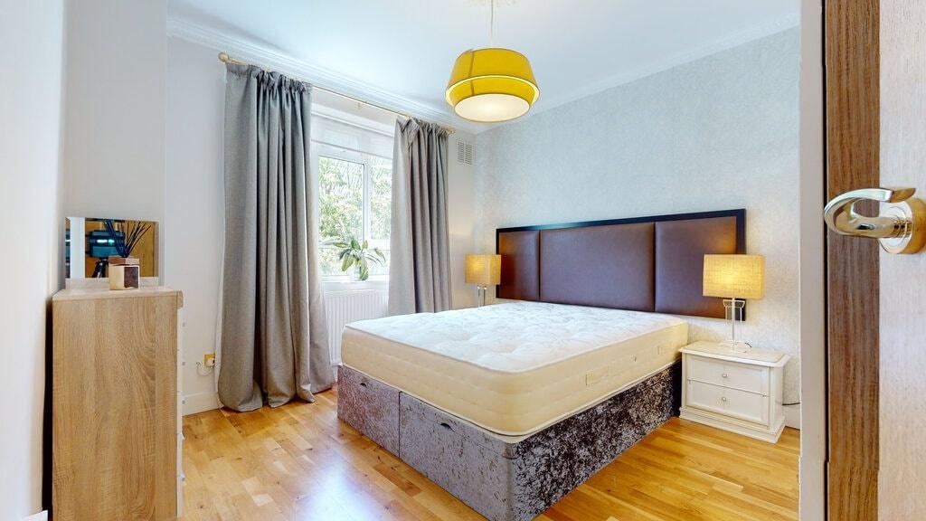 Bright, well-presented double bedroom with a la...