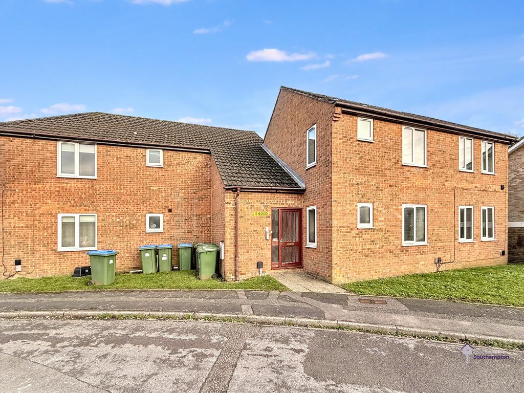 2 bed flat to rent Tenterton Avenue, Sholing SO19