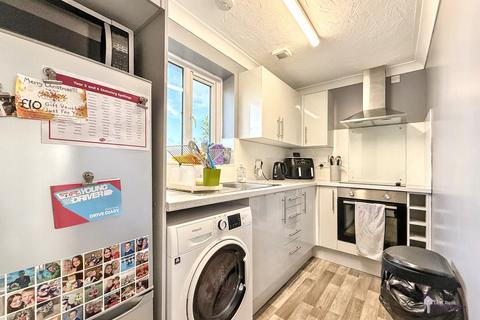 2 bedroom flat to rent, Tenterton Avenue, SO19