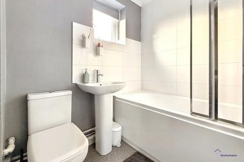 2 bedroom flat to rent, Tenterton Avenue, SO19