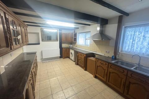 3 bedroom semi-detached house to rent, Olde Hall Road, Wolverhampton WV10