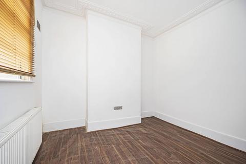 2 bedroom flat to rent, Leslie Road, Leytonstone, London, E11