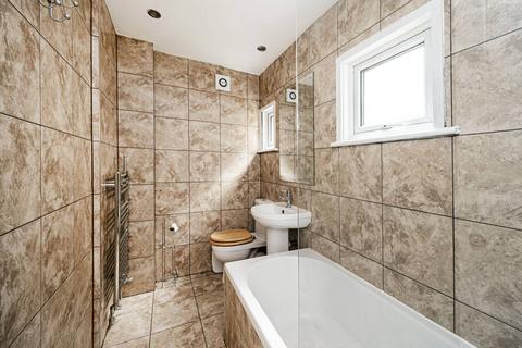 2 bedroom flat to rent, Leslie Road, Leytonstone, London, E11
