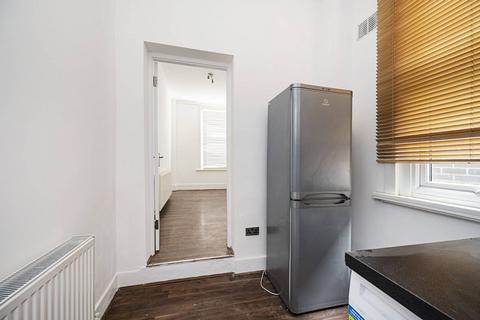 2 bedroom flat to rent, Leslie Road, Leytonstone, London, E11