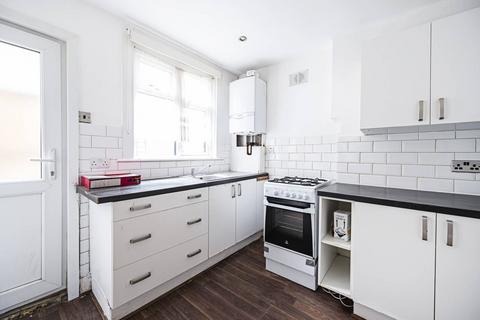 2 bedroom flat to rent, Leslie Road, Leytonstone, London, E11