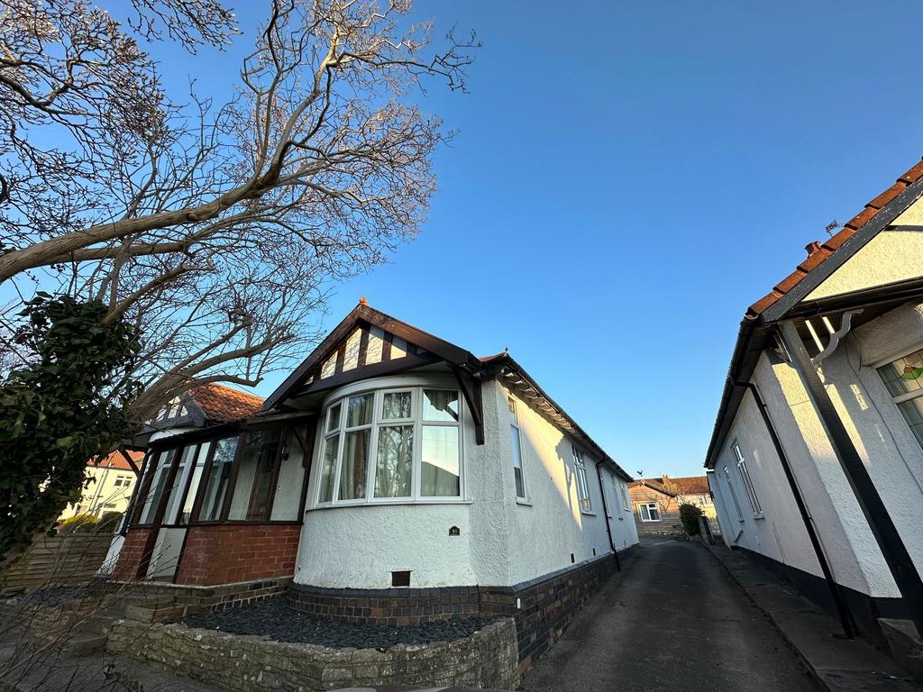 Charming single-story house frontage with bay w...