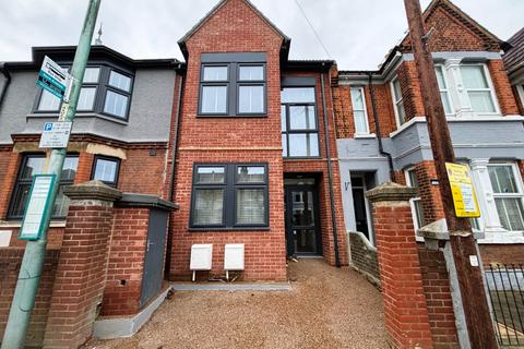 2 bedroom apartment to rent, Rock Avenue , Gillingham , ME7