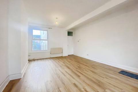 3 bedroom terraced house to rent, Inglis Road, Hampshire PO5