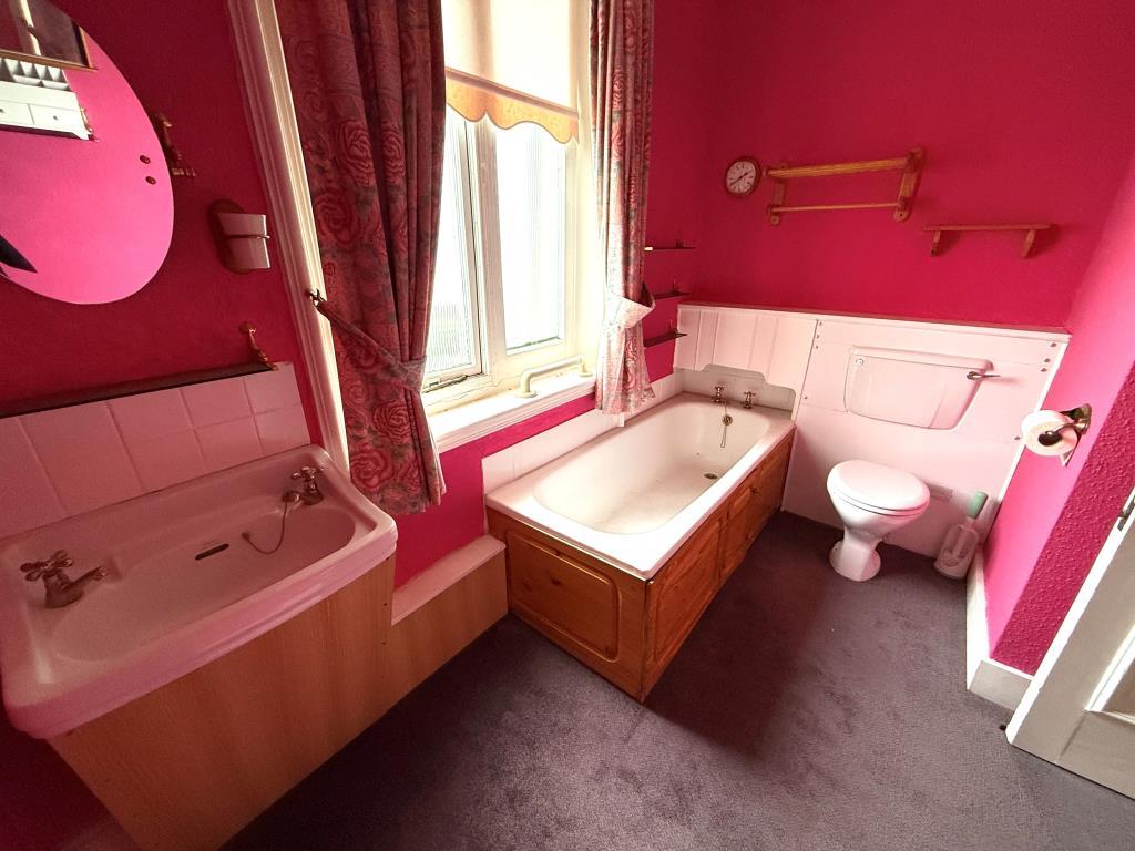 Bathroom with W.C.