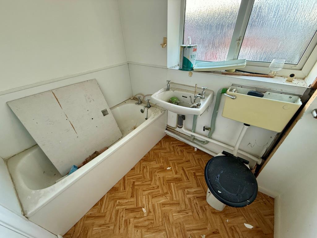 Bathroom with W.C.