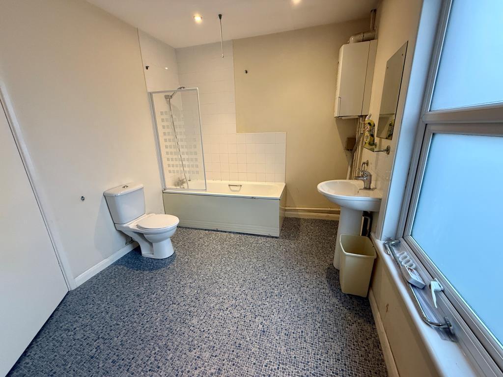 Bathroom with W.C.