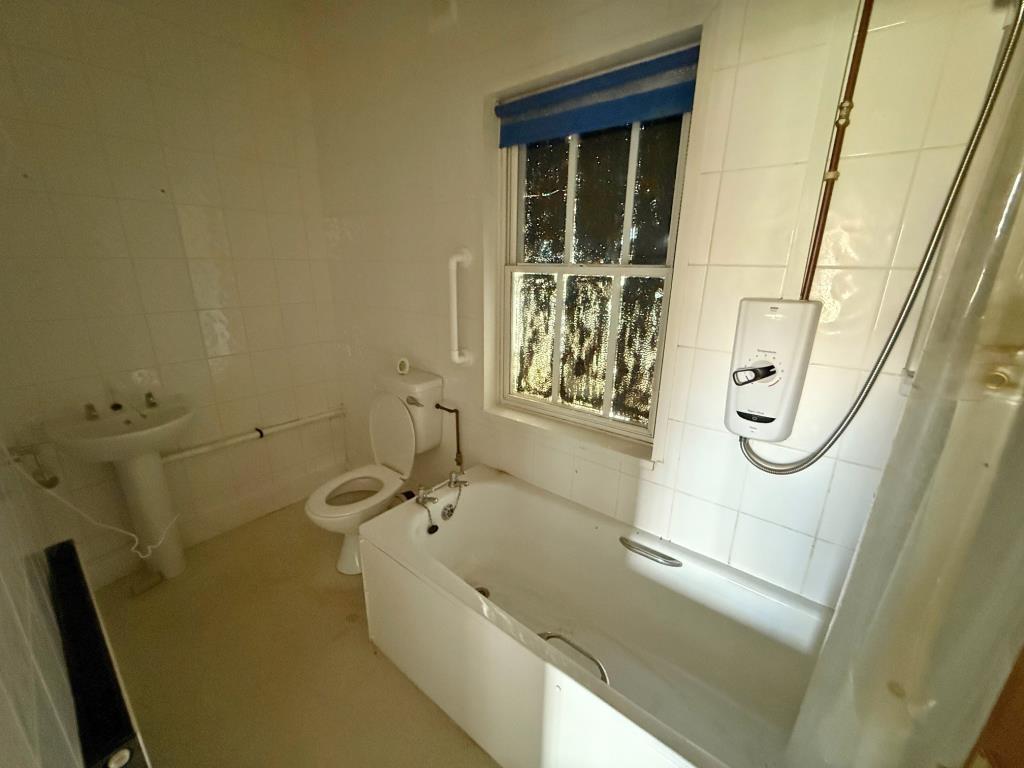 Bathroom/WC with shower over the bath