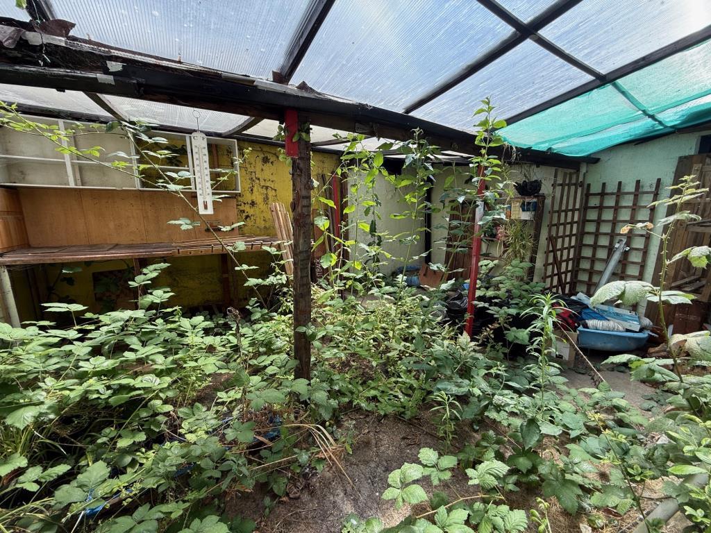 Covered yard to the rear of the cottage