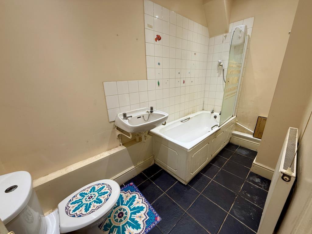 Ground floor bathroom with W.C.