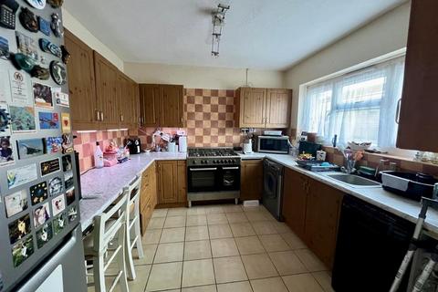 3 bedroom end of terrace house for sale, Oak Bank, New Addington