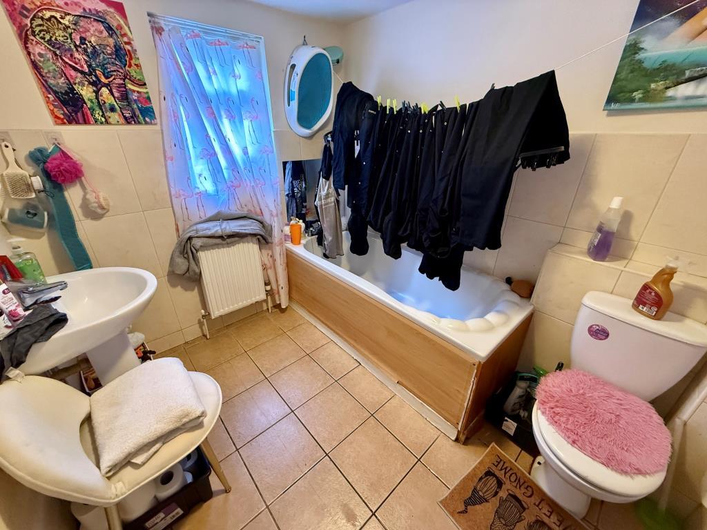 Maisonette -first floor- bathroom with W.C.