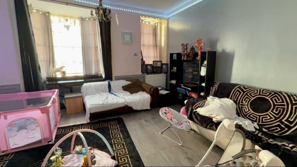 Maisonette - first floor - living room