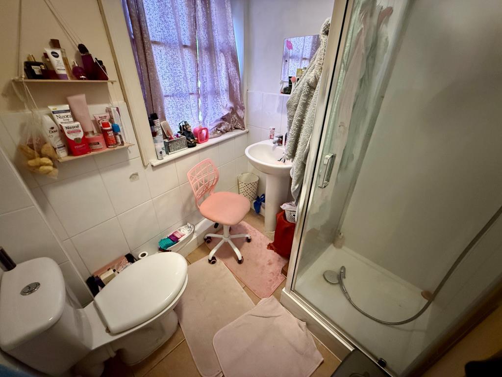 Maisonette - second floor - en-suite shower room w