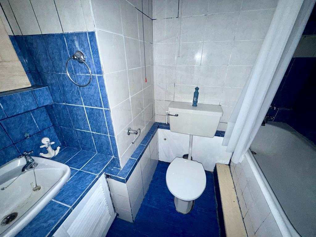 Bathroom with W.C.