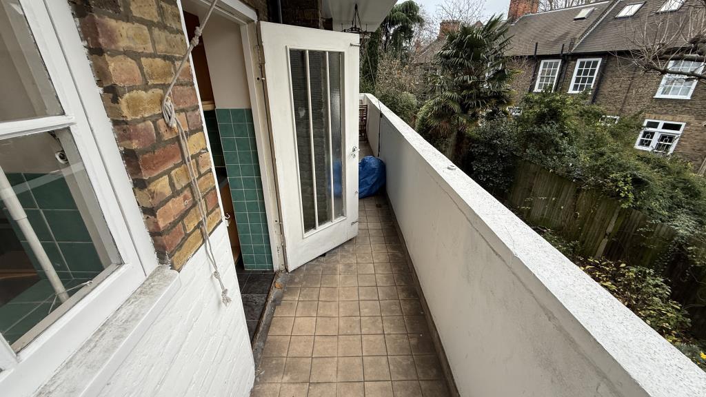 External image of share balcony