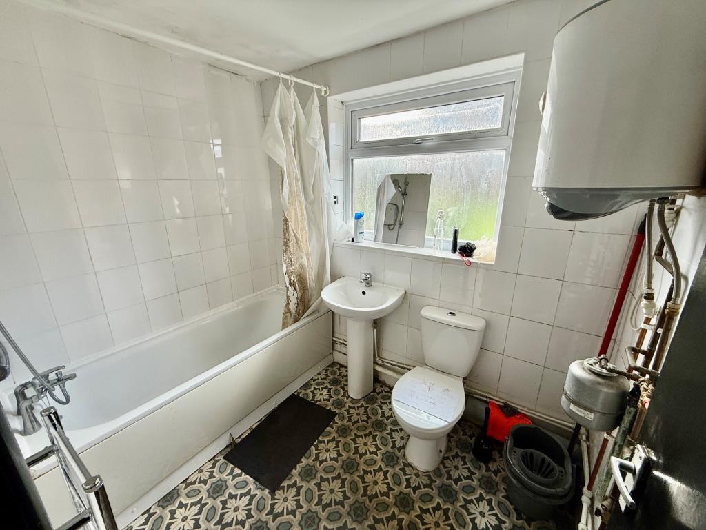 Bathroom with W.C.