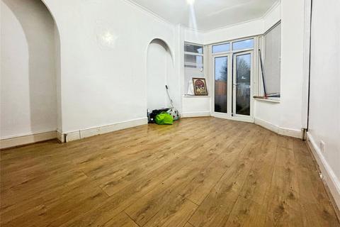 3 bedroom semi-detached house to rent, Richmond Road, West Midlands DY2