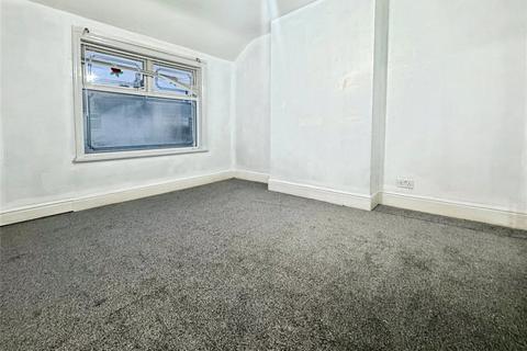 3 bedroom semi-detached house to rent, Richmond Road, West Midlands DY2