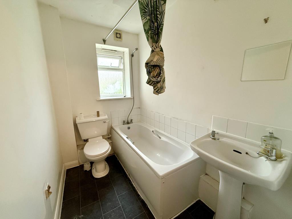 Bathroom with W.C.