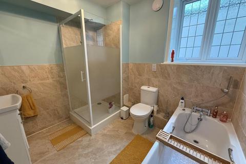 2 bedroom ground floor flat for sale, Flat 1, Ivanhoe, 47 Second Avenue, Frinton-on-Sea, Essex